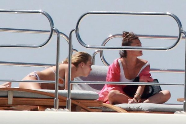 cara delevingne-ibizanın-tadını-cikariyor