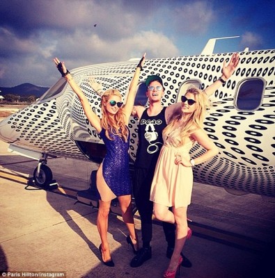 paris-hilton-ibizaya-gidecegi-jet-ile-özel-poz-verdi (2)