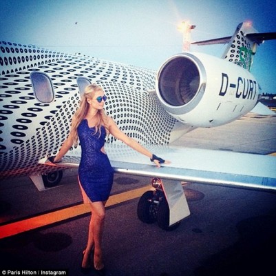 paris-hilton-ibizaya-gidecegi-jet-ile-özel-poz-verdi