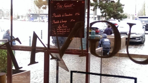 Rehine olayının yaşandığı marketin hemen karşısındaki bir restorandan çekilen fotoğraf...