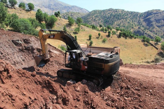 PKK Adıyaman'da iş makinelerini yaktı 2 is makineleri yakildi pkk