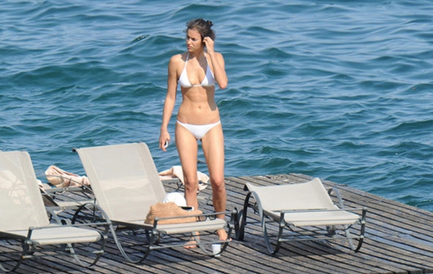 Rus model Irina Shayk İtalya plajlarında