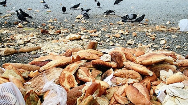 Yılda 2 milyar ekmek, 18 milyon ton sebze ve meyveyi israf ediyoruz! 2 ekmek cop