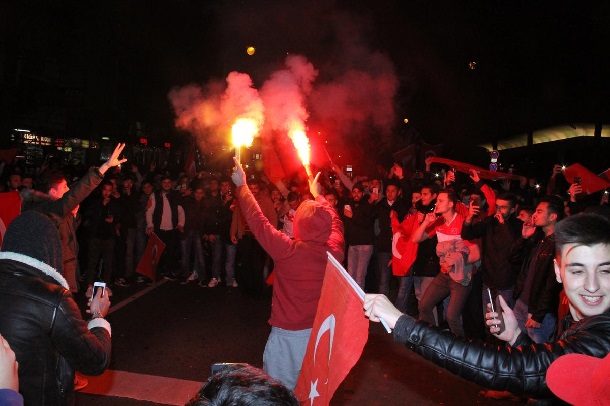 Türkiye'nin galibiyeti Almanya'da kutlandı 4 türkiye-izlanda-almanyada-yasayan-turkler-avrupa-sampiyonasina-katılan-turkiye-ıcın-kutlama (2)