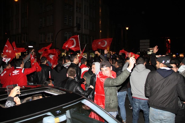 Türkiye'nin galibiyeti Almanya'da kutlandı 3 türkiye-izlanda-almanyada-yasayan-turkler-avrupa-sampiyonasina-katılan-turkiye-ıcın-kutlama