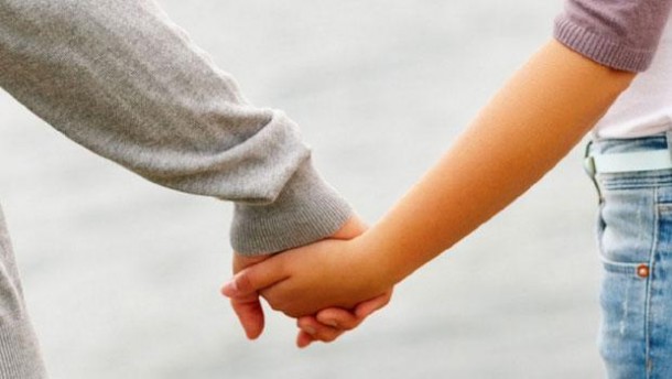 Diyanet'ten fetva: Nişanlı çiftler el ele tutuşamaz 2 el