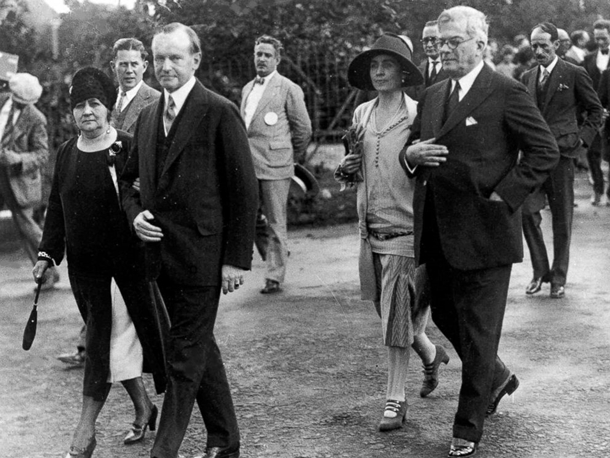 Başkan Calvin Coolidge ve eşi , first lady Grace Coolidge Küba Genel Gerardo Machado y Morales Başkanı ve eşi , Elvira Machado ile gösterilir , Havana , Küba , 19 Ocak 1928 yılında Başkan Machado ve emlak üzerinde yürümek .