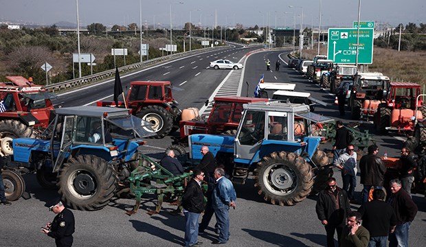 Yunan çiftçiler eylemlerine devam ediyor