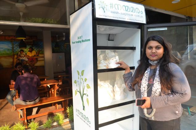 Hindistan'da sokağa buzdolabı koyan restoran insanlık dersi verdi 2 Restoran sahibi Minu Pauline ve evsizler için hizmet veren dolabı Fotoğraf : Thulasi Kakkat