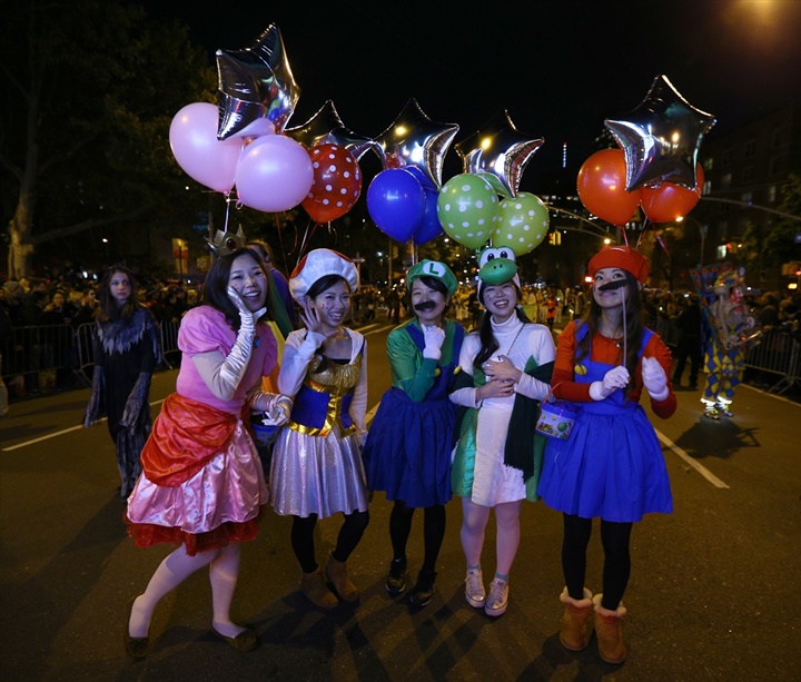 ABD’nin New York kentinde yaklaşık 60 bin kişinin katıldığı geleneksel Cadılar Bayramı yürüyüşü, renkli görüntülere sahne oldu.