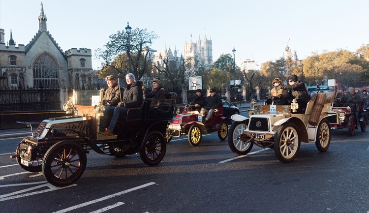 Londra‘da antika otomobiller yarıştı