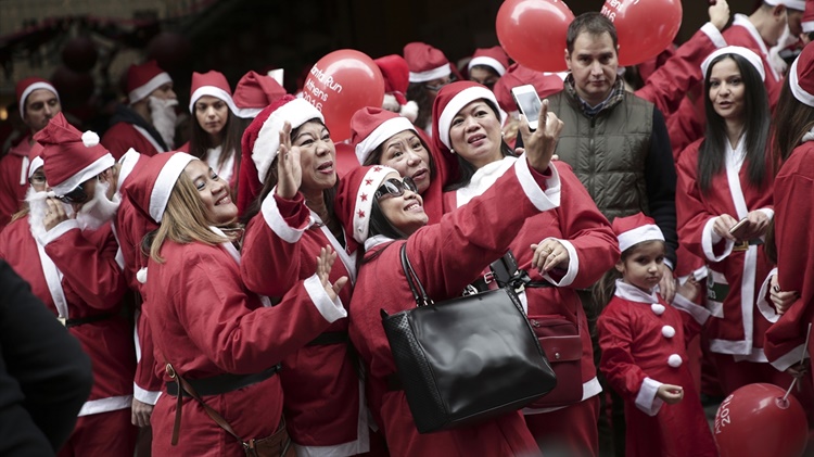 Yunanistan’ın başkenti Atina, Athens Santa Run adlı Noel Baba Koşusu’na ev sahipliği yaptı.