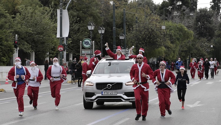 Yunanistan’ın başkenti Atina’da Athens Santa Run adlı Noel Baba Koşusu’nun bu yıl üçüncüsü gerçekleştirildi.