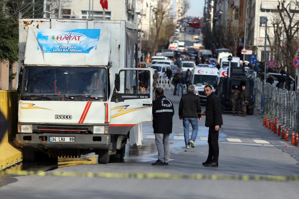 İstanbul Emniyet Müdürlüğü Önünde Freni Patlayan Kamyon Panik Yarattı