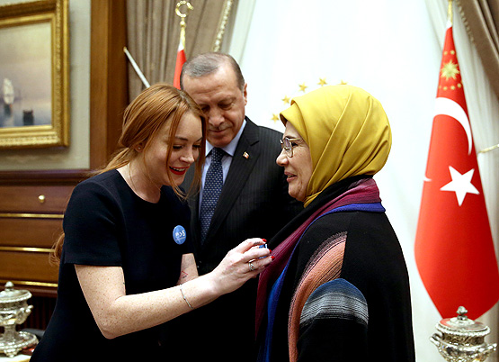 Lindsay Lohan’dan Erdoğan Çiftine Dünya Beşten Büyüktür Rozeti