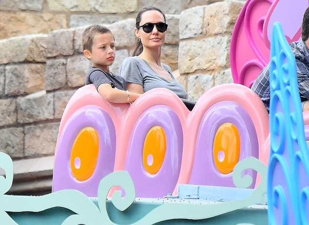 Angelina Jolie Disneyland’da Çocuklar Gibi Şen