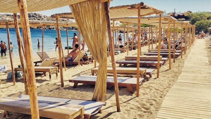 Mykonos'taki Avrupa'nın en büyük havuzunda bitmeyen eğlence 2 Havuzdan sıkılanlar, SantAnna Mykonos'un özel plajında denize de girebiliyor.