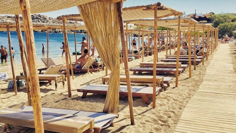 Havuzdan sıkılanlar, SantAnna Mykonos'un özel plajında denize de girebiliyor.