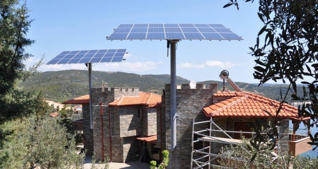 Tilos Adası'nda bir yapının güneş panelleri