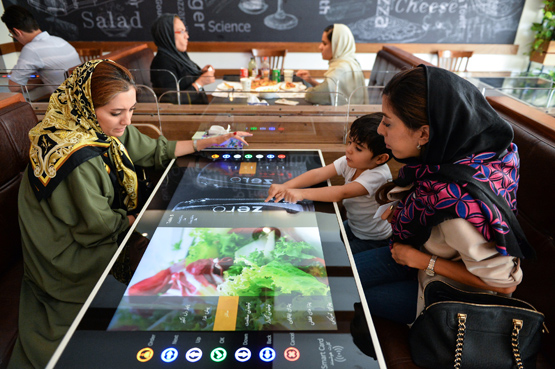 robotik restoran iran