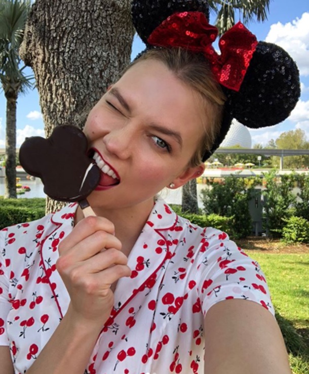 Karlie Kloss ikiz kardeşlerinin doğum günü için Disneyland'da 2 Karlie Kloss ikiz kardeşlerinin doğum günü için Disneyland’da