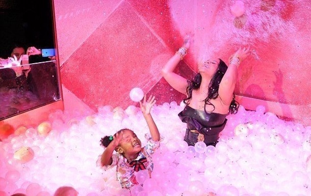 Rihanna İtalya'da mağaza açtı 3 Rihanna İtalya’da mağaza açtı