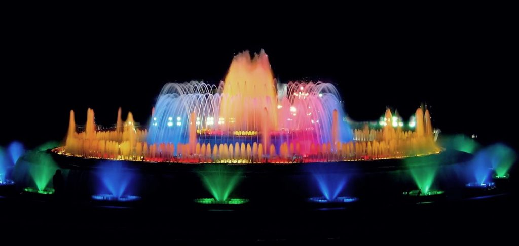 Barselona'da az bilinen gezilecek yerler ve gezi ipuçları 7 Magic Fountain of Montjuic (Montjuïc'in Sihirli Çeşmesi)