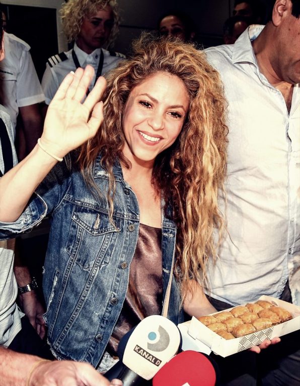Gazeteciler Shakira'ya baklava ikram etti.