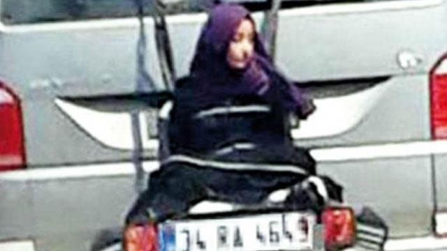 kizini arabasinin arkasina bagladi