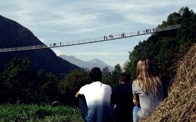 Köprü açıldıktan sonra yerel halkın yanı sıra turistler de bölgeye ilgi göstermeye başladı.