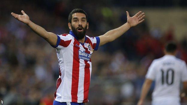 Atletico Madrid's newest transfer, Arda Turan has suffered a knee injury in a friendly between Turkey and Estonia and will return to the fields in 3 weeks.