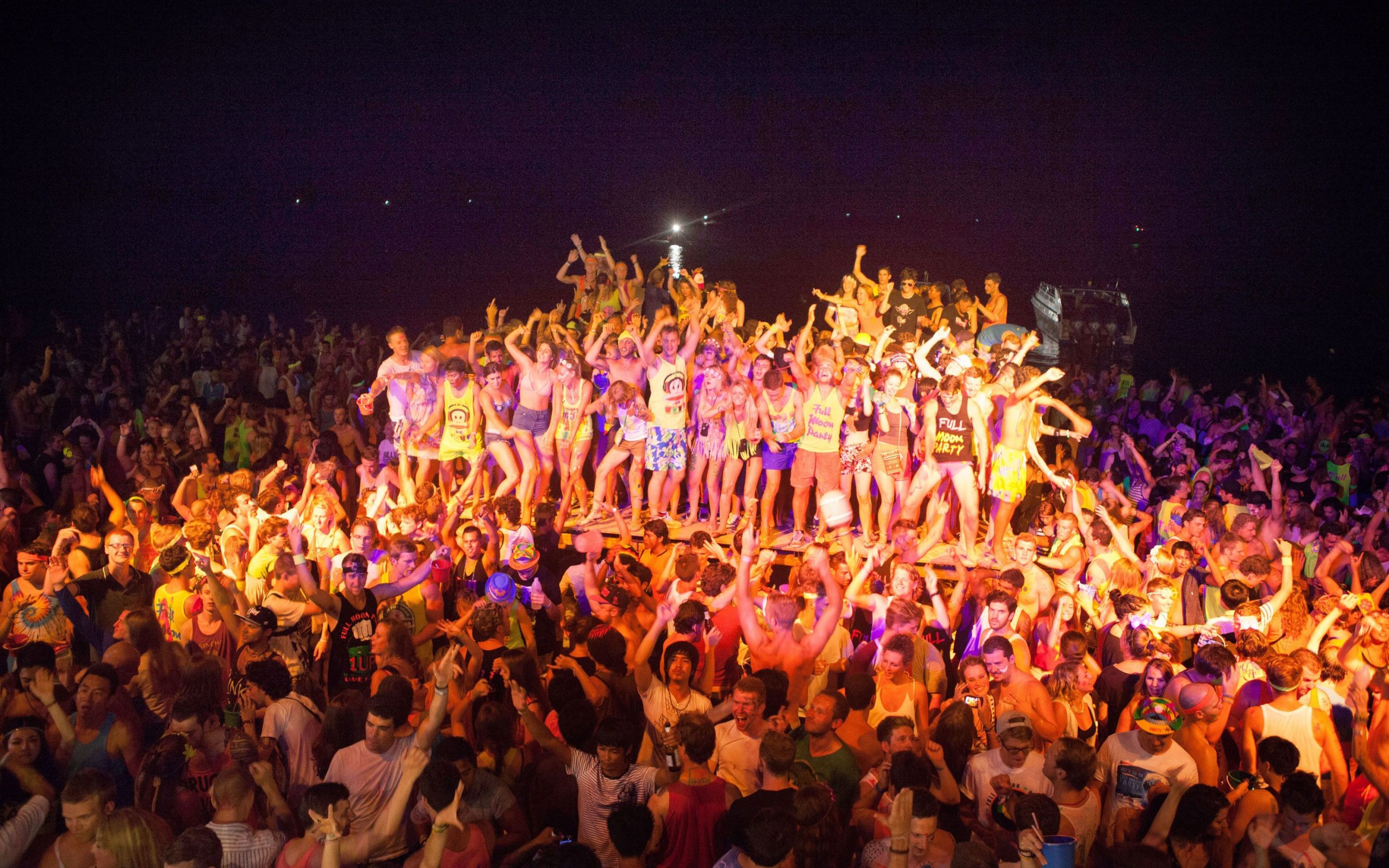 Join the Full Moon Party, stay 2 nights free in Bangkok offers WTS