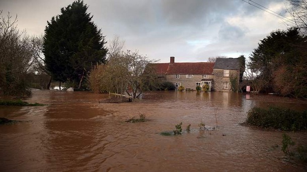 UK Flood Alert :heavy rain sweeps across the Britain, Wales and the ...