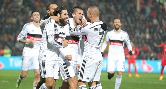 Besiktas narrowly defeat Gaziantepspor 1-0 in Turkish Spor Toto Super League game and hit top of the league.
