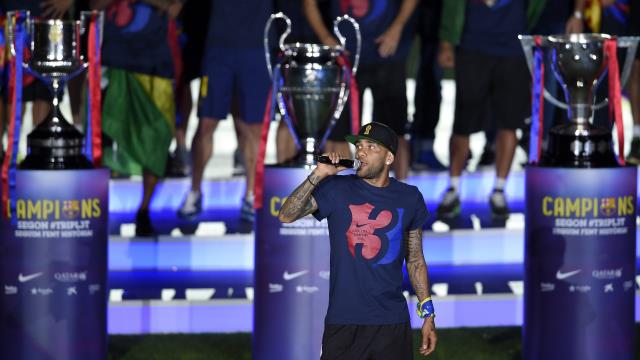 La Liga champion Barcelona have extended their Brazilian right-back Daniel Alves' contract until the end of 2016-17 season.