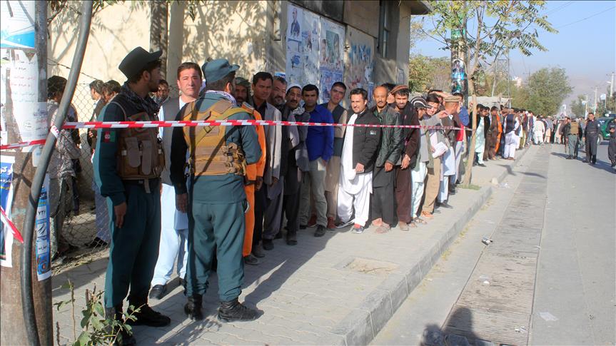 Afghans go to polls amid security threats