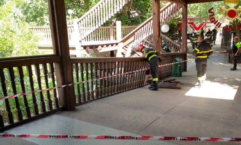 Stairs collapse in Globe Theater