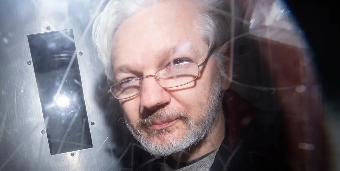 Court temporarily stops Assange’s extradition