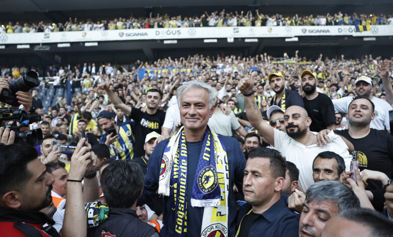 Renowned head coach Jose Mourinho met the fans of his new team, Turkish Super Lig side Fenerbahce, on Sunday.