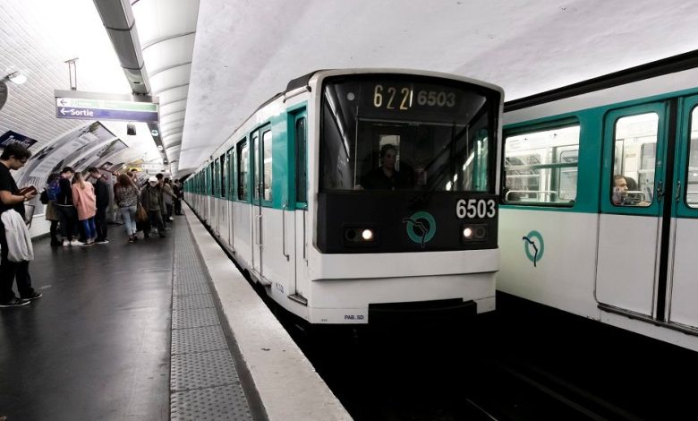 Three women were injured in a series of knife attacks on Paris metro line 3 within half an hour on Friday afternoon.