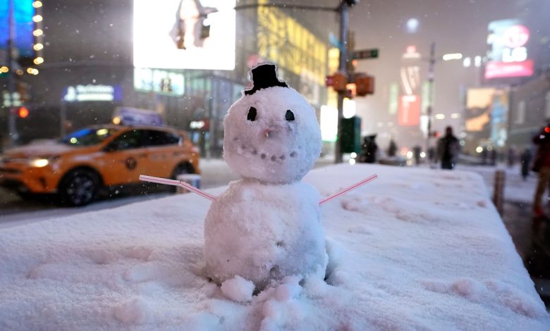 A powerful snow storm swept from Maryland to Maine, shutting down transportation, canceling thousands