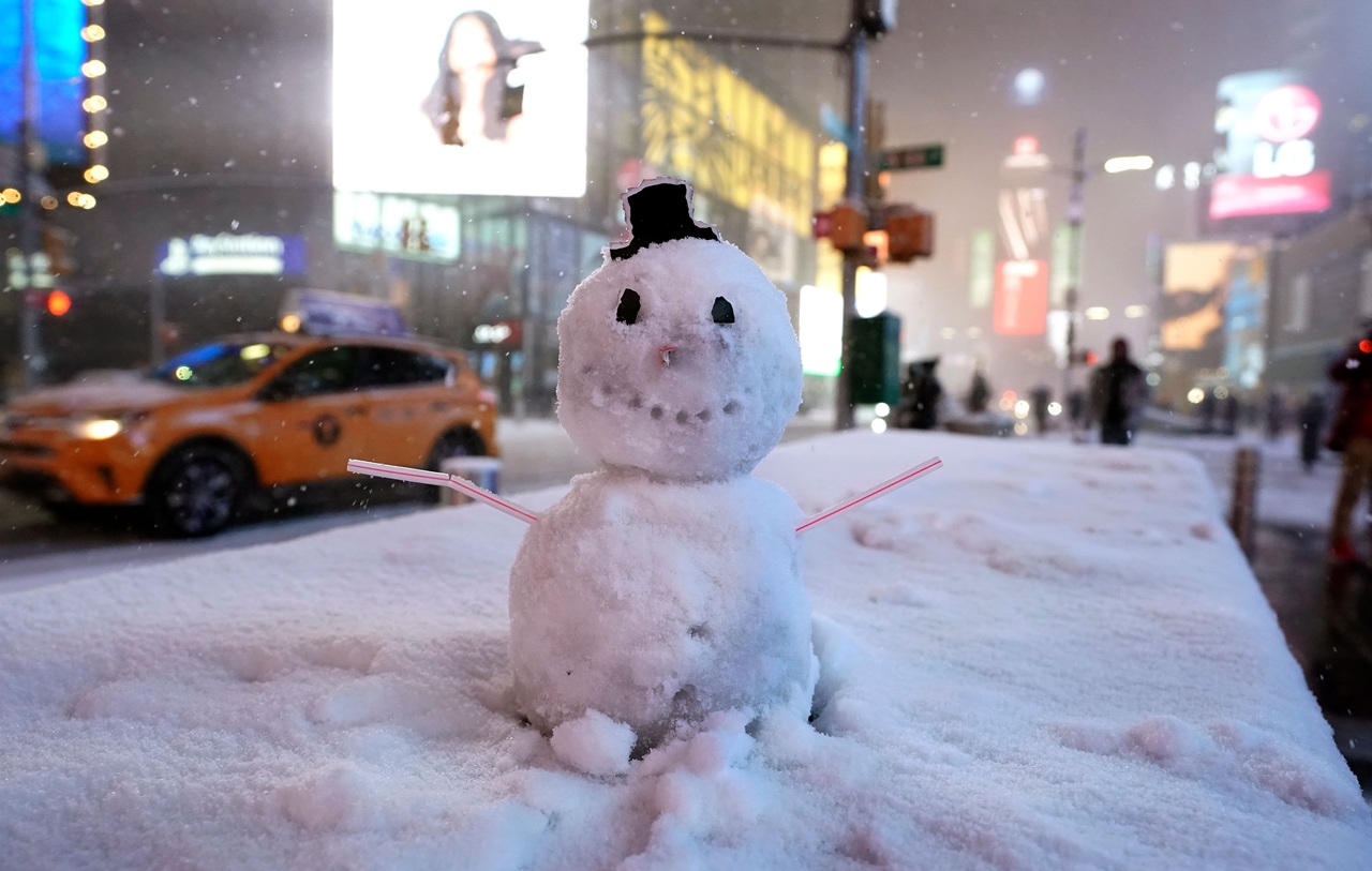 A powerful snow storm swept from Maryland to Maine, shutting down transportation, canceling thousands