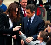Carla Bruni'ye sürpriz çiçek 1 carla bruni nationalturk 01