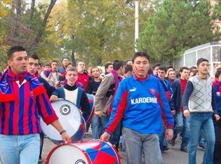 Karabük şehrini şampiyonluk heyecanı sardı (Video) 1 karabuk taraftar