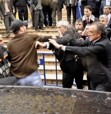 Ahmet Türk'e yumruk atan İsmail Çelik tutuklandı (Video) 1 ahmettttturk yumrukkk e1271167773641