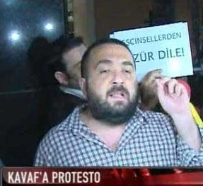 Bakan Kavaf'a eşcinsellerden protesto (Video) 1 escinseller protesto1 e1271323542863