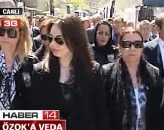 Özdemir Özok toprağa veriliyor 1 ozdemirozok cenaze e1272539451284