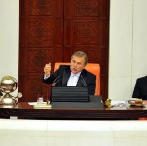 Mehmet Ali Şahin mikrofonu açık unuttu "Adam kafayı çekmiş" (Video) 1 mehmetalisahin kursu e1272871044331