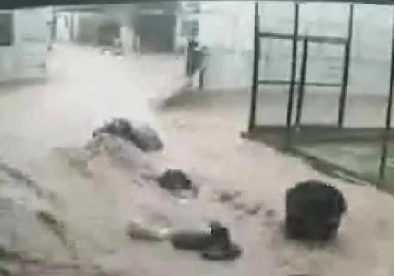 Kadıköy Kurbağalıdere'deki sel felaketi güvenlik kamerasında (Video) 1 kadikoyselllll