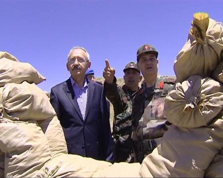 Kemal Kılıçdaroğlu sipere özel fotoğrafçısını götürdü! 1 kemalllll kilcdaroglu siperde
